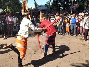 Bak! Buk! Aksi Saling Gebuk di Pesta Panen Appadekko