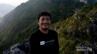Penulis berselfie di atas Gunung Lakawan setelah mengabadikan pemandangan kabut pagi.