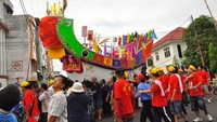 Replika tongkang diarak keliling kota sebelum diinapkan di kelenteng Ing Hok King