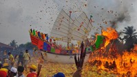 Tongkang mulai dibakar