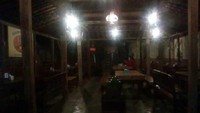 Bangku-bangku tempat makan yang di tata rapi.