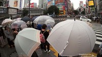 Suasana Shibuya scramble crossing saat hujan
