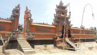 Penampilan pura dari halaman depan.