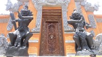 Pintu masuk pura.