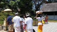 Umat yang akan beribadah di Pura Parahyangan Agung