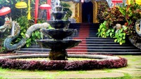 Air mancur di taman, halaman depan museum.