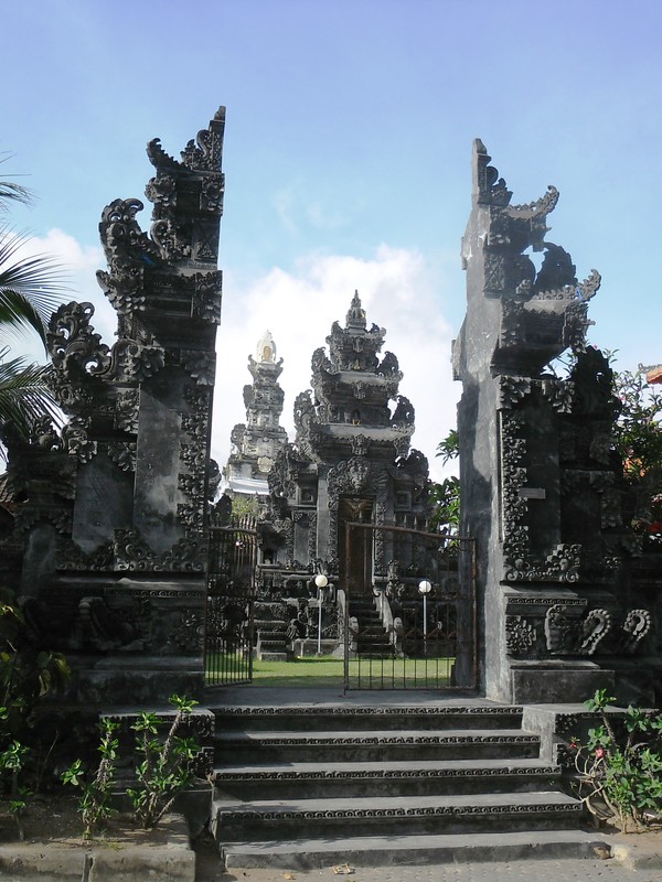 Bali Punya 5 Tempat Ibadah Dalam 1 Komplek