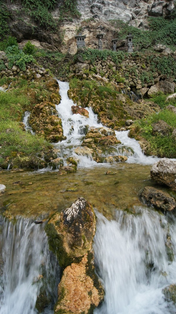 Bali Punya Air Terjun Cantik Di Pinggir Laut