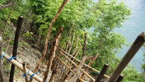 Bali Punya Air Terjun Cantik di Pinggir Laut