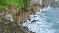 Mata air ini terletak di tepi laut