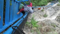 Untuk melihatnya traveler harus menaiki tangga curam