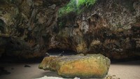 Melewati bebatuan tajam untuk menikmati indahnya Pantai Suluban