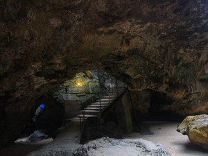 Bali Punya Pantai yang Ada Goanya, Tahu?