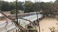 Jembatan penghubung antar pulau dibuat dengan cantik, mengundang wisatawan untuk berfoto