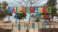 Pantai Balekambang, pantai dengan pasir putih dan bersih.