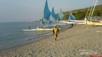 Pantai Pasir Putih, surganya perahu layar