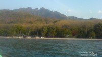 Sosok putri yang tertidur (Gunung Putri) dari tengah laut