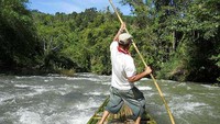 Mengarungi sungai dengan rakit bambu (Dann Oinc/dTraveler)