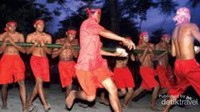 tari bambu gila, maluku