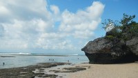 Pasir putih di Pantai Padang - padang