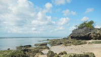 Pantai Padang - padang dengan air yang jernih