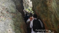 Menuju tepi pantai harus lewati celah ini