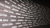 Nama-nama korban di dinding bagian dalam Museum Tsunami (Harris Maulana/ACI)