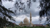 View masjid dari seberang sungai