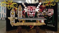 Ornamen dan benda tradisional Suku Dayak yang dipajang di salah satu sudut bandara
