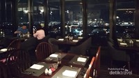 Dari dalam lounge kita bisa melihat Kota Bandung juga