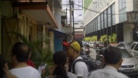 Warung Kopi Purnama. Sebuah kedai kopi sederhana dengan berbagai menu yang juga sederhana itu kerap dijadikan tempat untuk bernostalgia para Oma-Opa. Suasananya yang