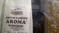 Kopi Aroma merupakan toko kopi legendari yang berlokasi di wilayah Pecinan Bandung. Cara pengolahan dan treatment-nya yang masih tradisional membuat kopi dari toko ini punya cita rasa dan aroma yang khas.