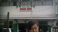 Toko Jamu Babah Kuya begitu dikenal di kalangan pengguna obat-obatan tradisional. Racikan jamu dan obat dari berbagai bahan tradisional bisa ditemukan di toko yang berlokasi tepat di belakang Pasar Baru itu.