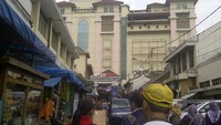 Pasar Baru. Sebuah pasar sarat akan sejarah kini berdiri kokoh menjadi sebuah pasar yang lebih modern beromzet tinggi yang jadi langganan para wisatawan mancanegara khususnya Malaysia dan Singapura untuk berbelanja kebutuhan sandang mereka.