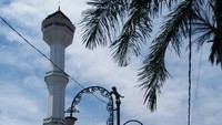 Suasana jalan Asia Afrika dengan bangku-bangku dan lampu-lampu cantik