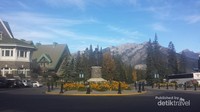 PATUNG SIR WILLIAM CORNELIUS VAN HORNE SEBAGAI ICON DARI BANFF SPRINGS HOTEL TEPAT BERADA DI PINTU MASUK UTAMA. BELIAU ADALAH PRESIDENT OF CANADIAN PACIFIC RAILWAY TAHUN 1888
