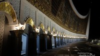 Ukiran-ukiran di dinding Masjid sangat indah.