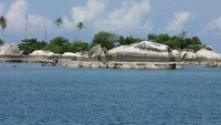 Batu-batu besar di tepian pantai