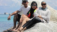 Berpose bersama keluarga