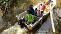 Boat yang mengantar kita masuk ke dalam lokasi Ekowisata Hutan Mangrove Munjang.