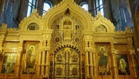 Mosaik tidak hanya menghiasi dinding, namun seluruh bagian gereja termasuk langit-langit