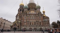 Church of Savior on Spilled Blood terletak di sisi kanal Griboedova
