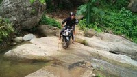 Jalan menuju Banyu Anjlok bisa ditempuh dengan motor