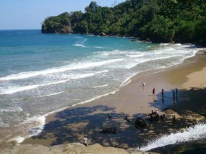 Banyu Anjlok, Air Terjun yang Jatuh ke Pantai di Malang