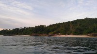 Pemandangan pantai dari tengah laut