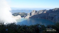 Pemandangan Kawah Ijen dilihat dari Puncak