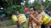 Pemain terompet daun kelapa