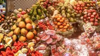 Mengunjungi pasar tradisional menjadi salah satu hal wajib, agar bisa mendapatkan makanan dengan harga yang murah.