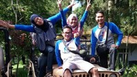 Bergaya di atas mobil Jeep