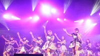 Penampilan AKB48 membawakan lagu yang memberikan semangat untuk para laskar bencana Jepang (dok. Desi Puspasari)